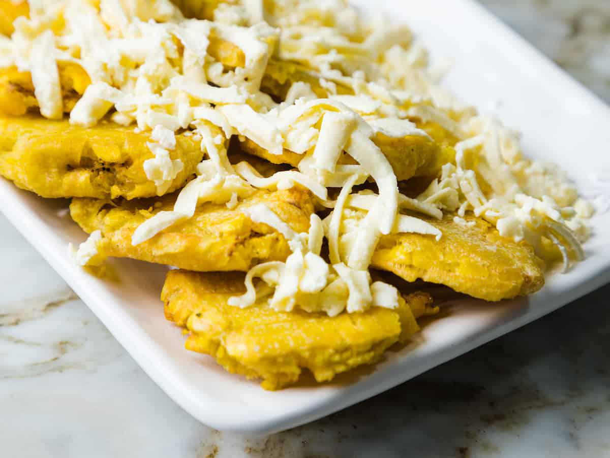 Patacones con Queso Manaba y Salsa Verde